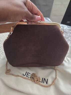 JESALIN SETTE PETITO.  100% SUEDE CHOCOLATE BROWN